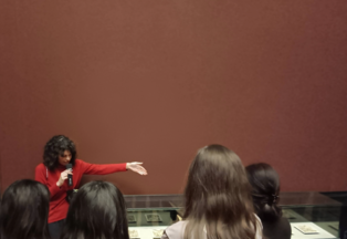 Doktoratsstudierende vor einem Exponat im Kunsthistorischen Museum Wien