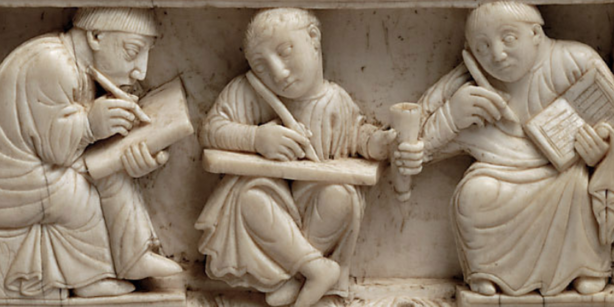 Marmorrelief, drei Figuren sitzen und schreiben