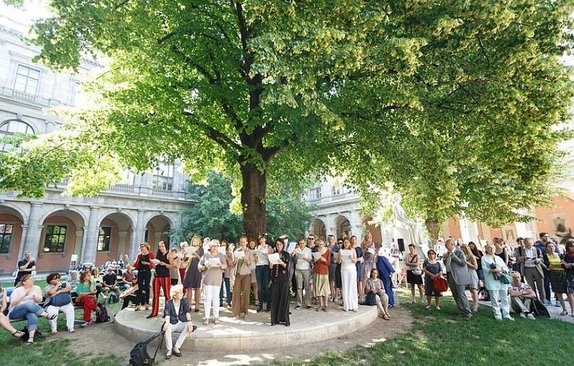 Frauenchor im Arkadenhof unter Baum