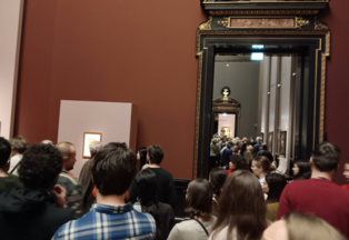 Doktoratsstudierende vor einem Exponat im Kunsthistorischen Museum Wien