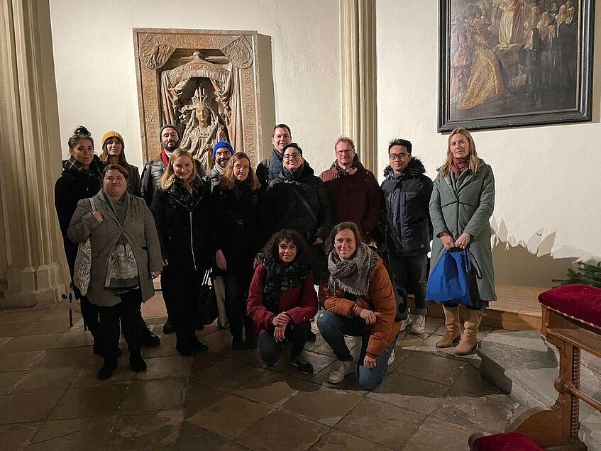 Eine Gruppe von Doktorand*innen in der Kirche der Burg in Wiener Neustadt