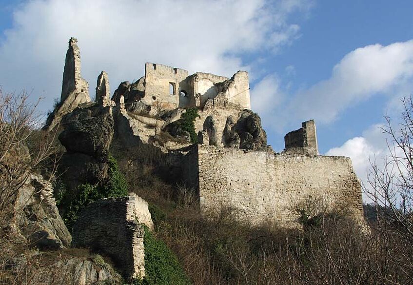 Burgruine Dürnstein vor blauem Himmel