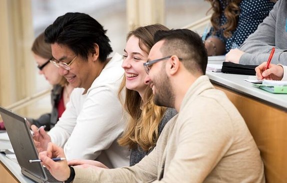 Studierende in Hörsaal, lachend