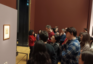 Doktoratsstudierende vor einem Exponat im Kunsthistorischen Museum Wien